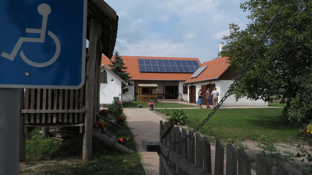 Eszter-ház vendégház Kerekegyháza Exterior foto