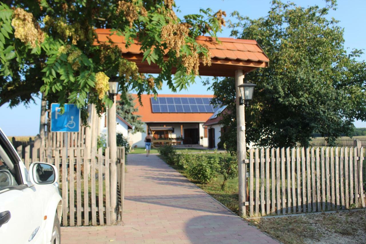Eszter-ház vendégház Kerekegyháza Exterior foto